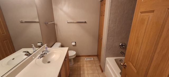 2435 Golf Ridge Circle 2435, Naperville, IL 60563