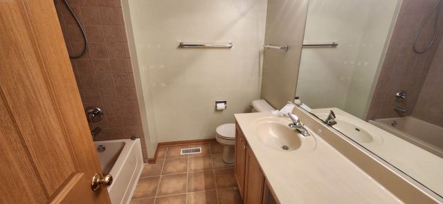 2435 Golf Ridge Circle 2435, Naperville, IL 60563