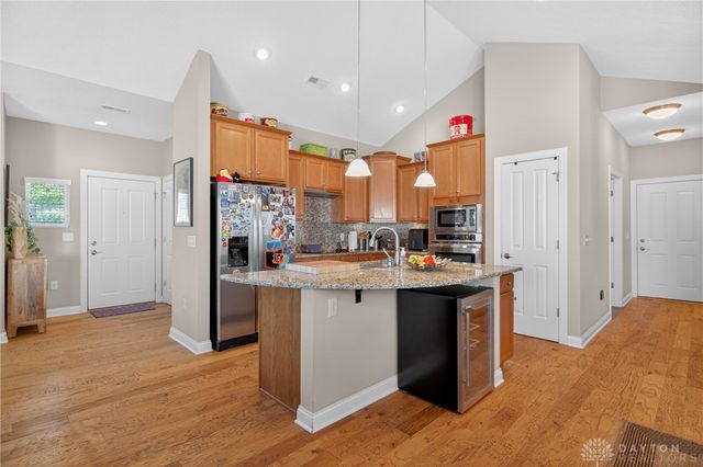 2484 Locust Hill Blvd, Beavercreek, OH 45431