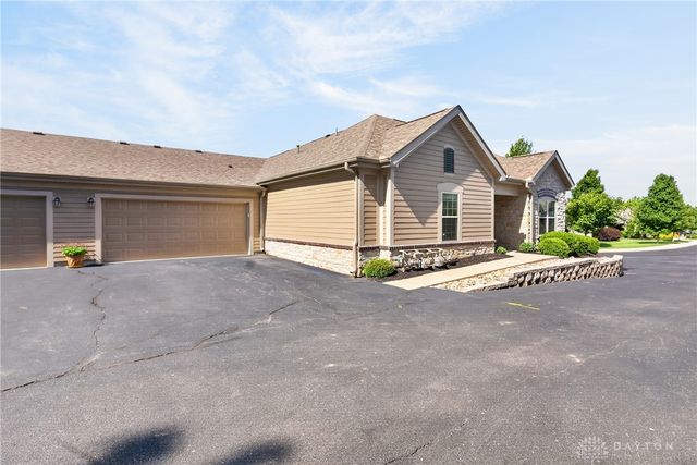 2484 Locust Hill Blvd, Beavercreek, OH 45431