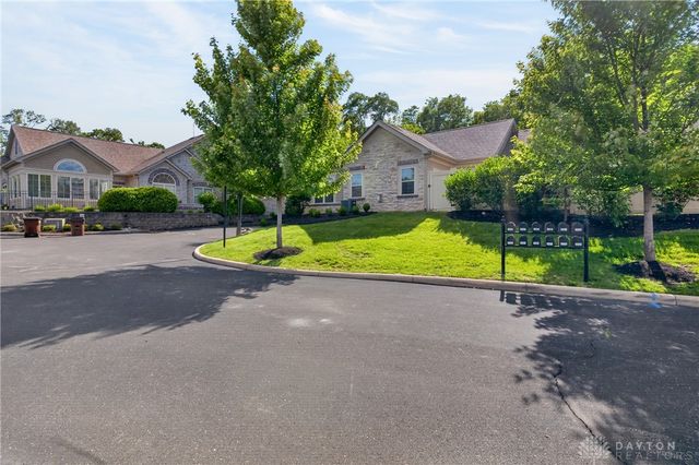 2484 Locust Hill Blvd, Beavercreek, OH 45431
