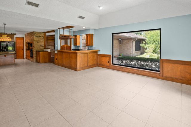 3 Thunderbird Circle, Baytown, TX 77521