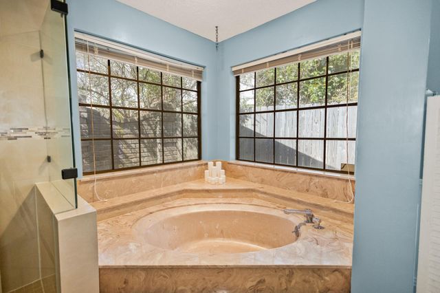 3 Thunderbird Circle, Baytown, TX 77521