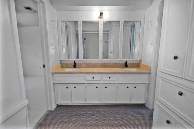 3 Thunderbird Circle, Baytown, TX 77521