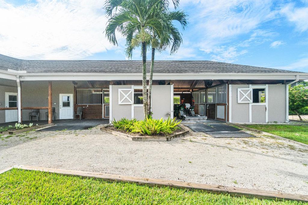 Image 10 of property listing at 2080 Canter Way, Wellington, FL 33414