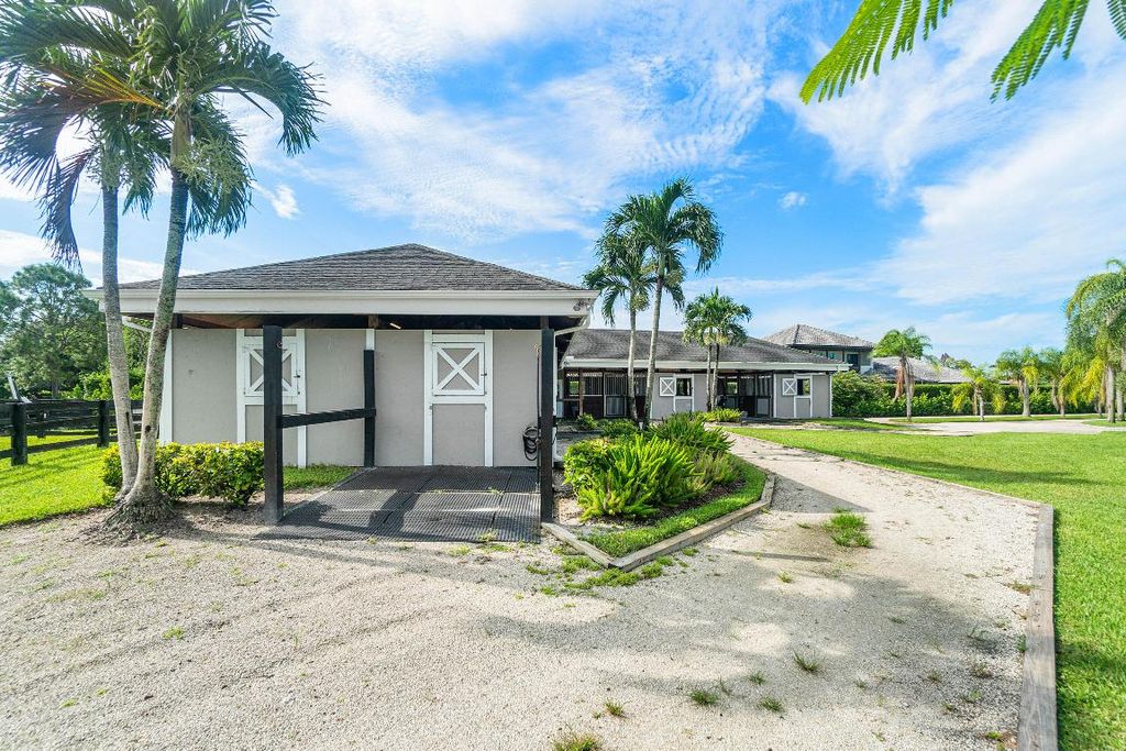 Image 11 of property listing at 2080 Canter Way, Wellington, FL 33414