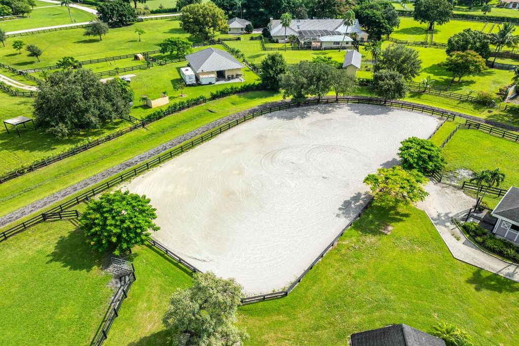 Image 12 of property listing at 2080 Canter Way, Wellington, FL 33414