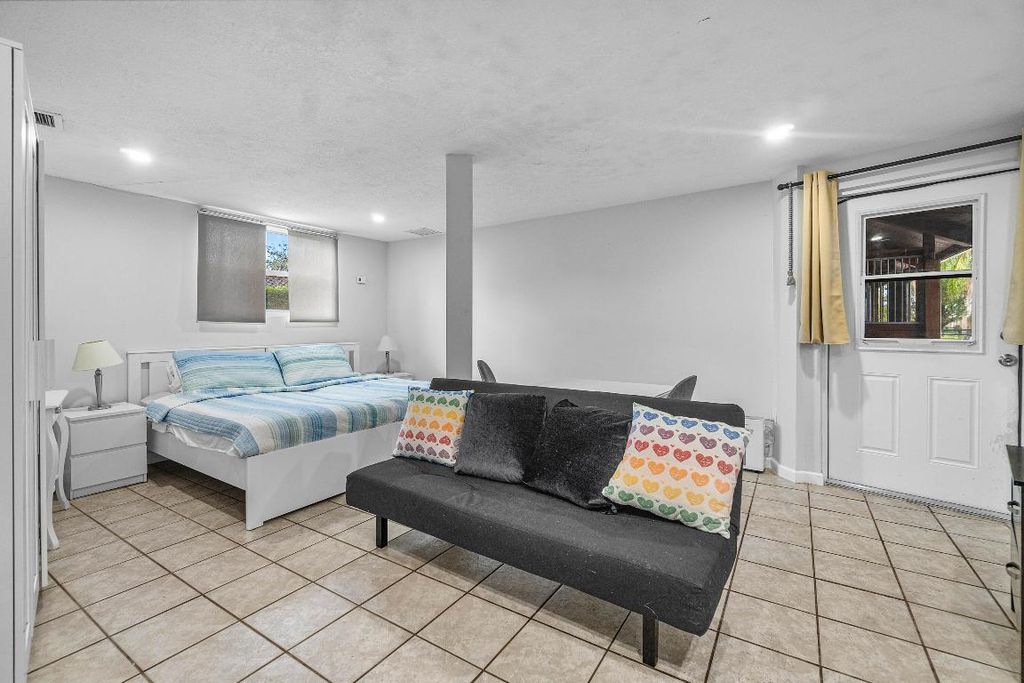 Image 15 of property listing at 2080 Canter Way, Wellington, FL 33414