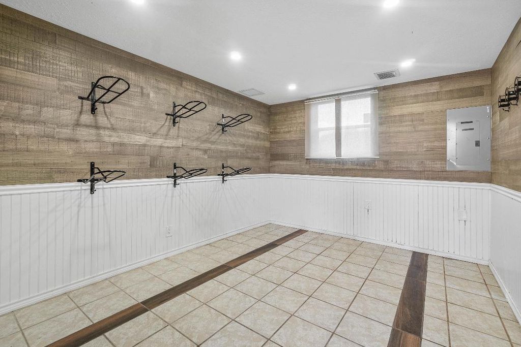 Image 6 of property listing at 2080 Canter Way, Wellington, FL 33414