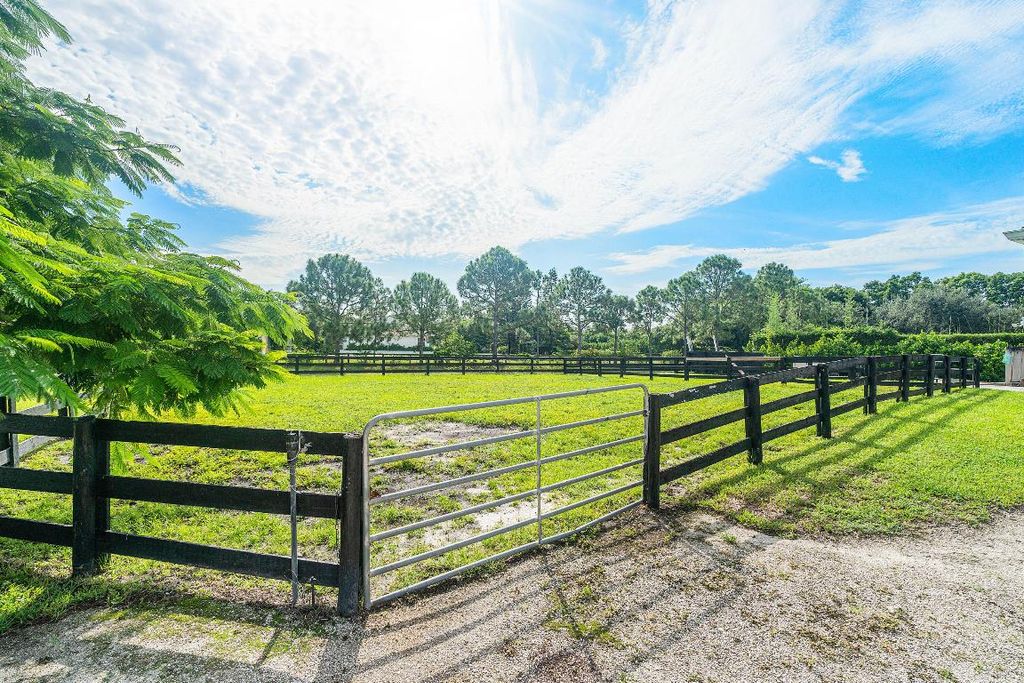 Image 8 of property listing at 2080 Canter Way, Wellington, FL 33414