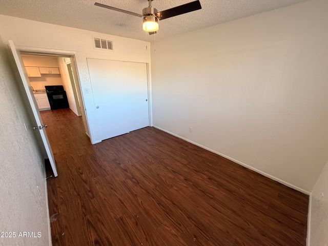 6802 W GLENDALE Avenue 18, Glendale, AZ 85303