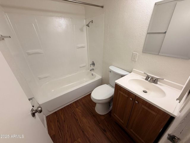 6802 W GLENDALE Avenue 18, Glendale, AZ 85303