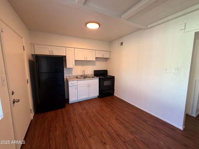 6802 W GLENDALE Avenue 18, Glendale, AZ 85303