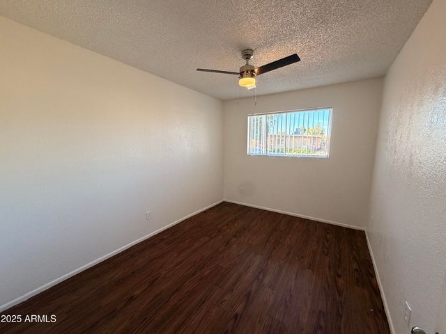 6802 W GLENDALE Avenue 18, Glendale, AZ 85303