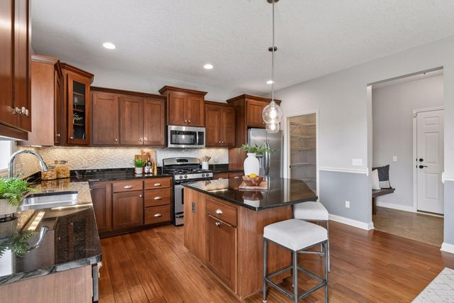 2715 Fieldstone Drive, Victoria, MN 55386