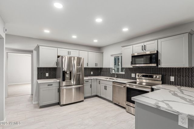 3336 E EARLL Drive, Phoenix, AZ 85018