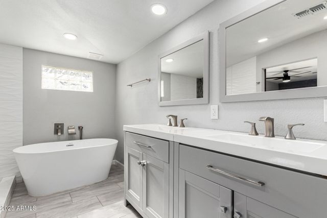 3336 E EARLL Drive, Phoenix, AZ 85018