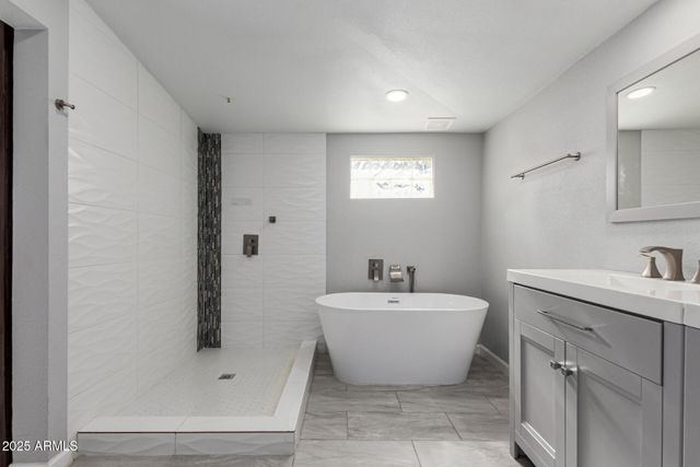 3336 E EARLL Drive, Phoenix, AZ 85018