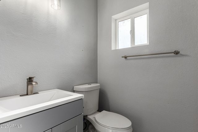 3336 E EARLL Drive, Phoenix, AZ 85018