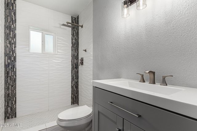 3336 E EARLL Drive, Phoenix, AZ 85018