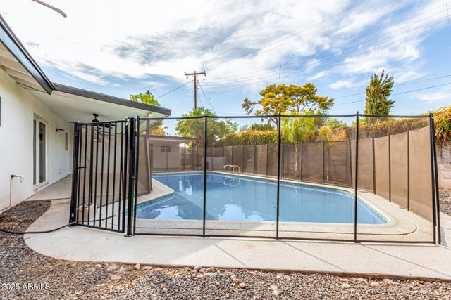 3336 E EARLL Drive, Phoenix, AZ 85018