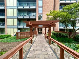6010 Oakwood Drive 3J, Lisle, IL 60532