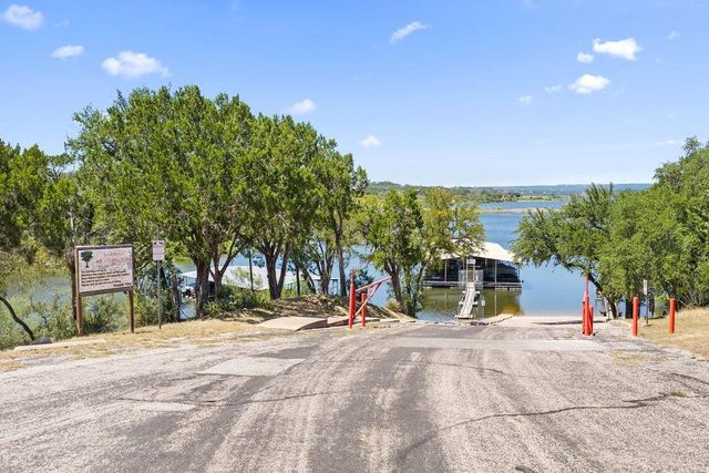 334 Coventry RD, Spicewood, TX 78669
