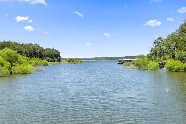 334 Coventry RD, Spicewood, TX 78669