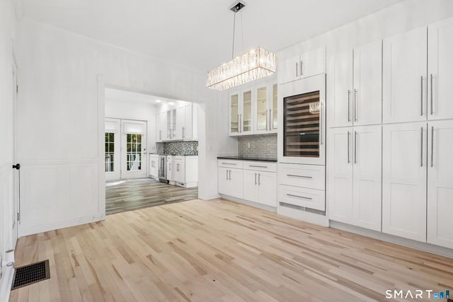 2 Abbey Lane, Newtown, CT 06470