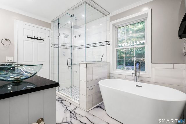 2 Abbey Lane, Newtown, CT 06470