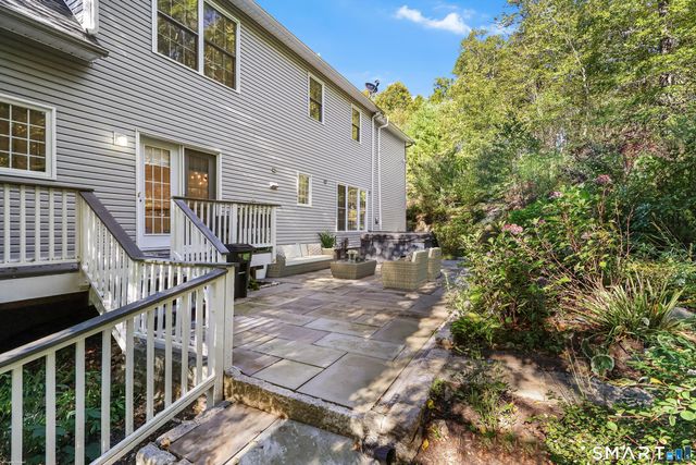 2 Abbey Lane, Newtown, CT 06470