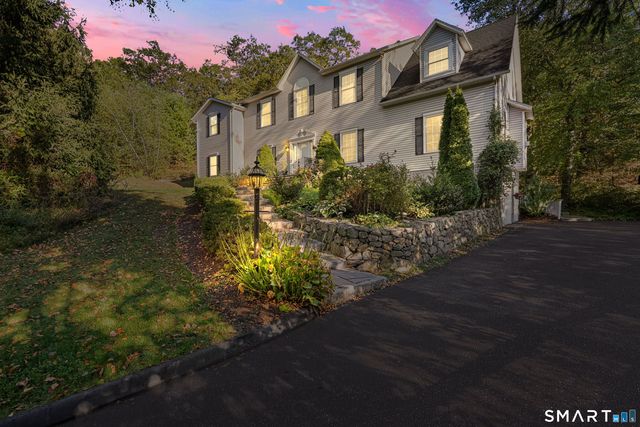 2 Abbey Lane, Newtown, CT 06470