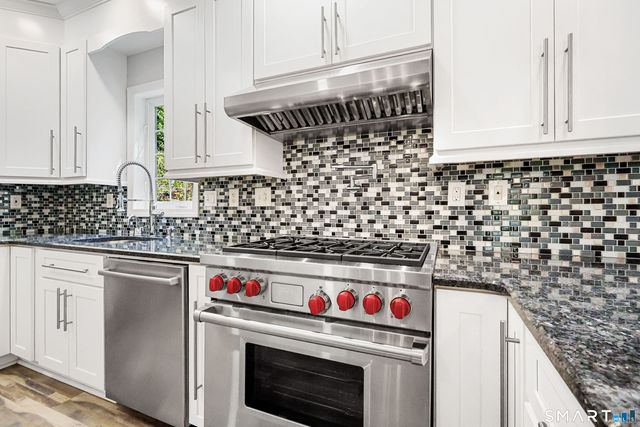 2 Abbey Lane, Newtown, CT 06470