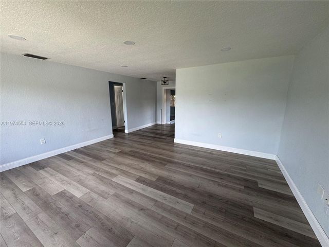 6868 NW 28th St, Sunrise, FL 33313