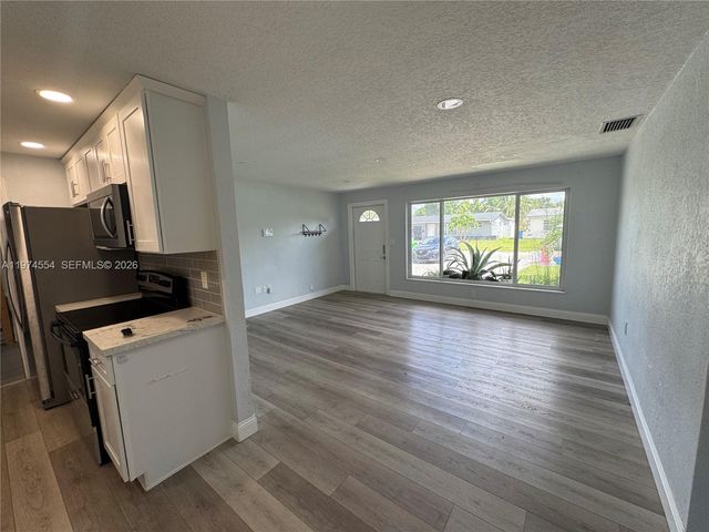 6868 NW 28th St, Sunrise, FL 33313