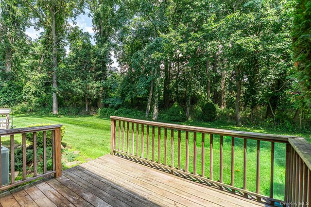 406 Willow Pond Drive, Riverhead, NY 11901