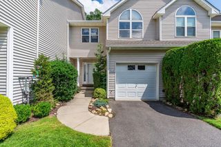 406 Willow Pond Drive, Riverhead, NY 11901
