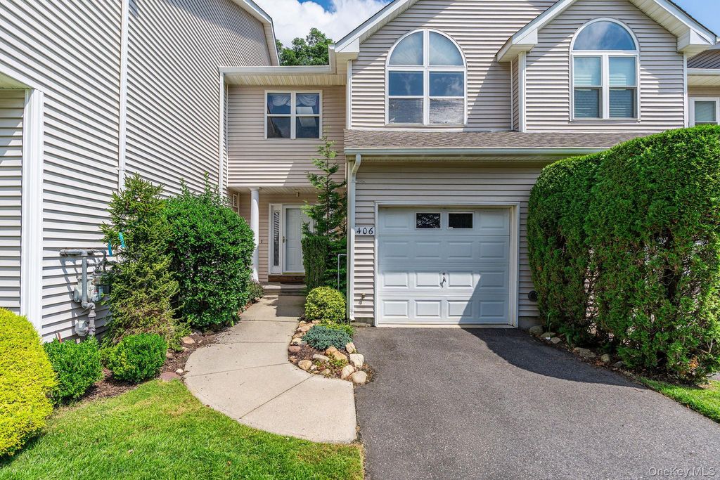 406 Willow Pond Drive, Riverhead, NY 11901
