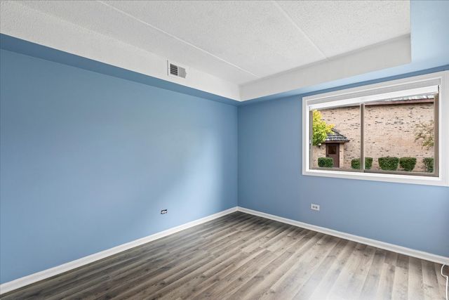 8000 Woodglen Lane 109, Downers Grove, IL 60516