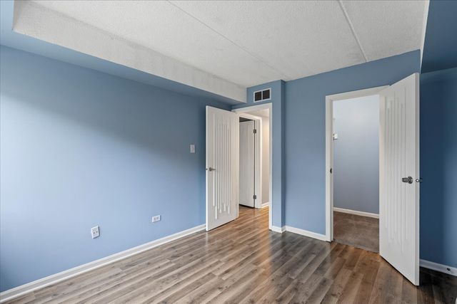 8000 Woodglen Lane 109, Downers Grove, IL 60516