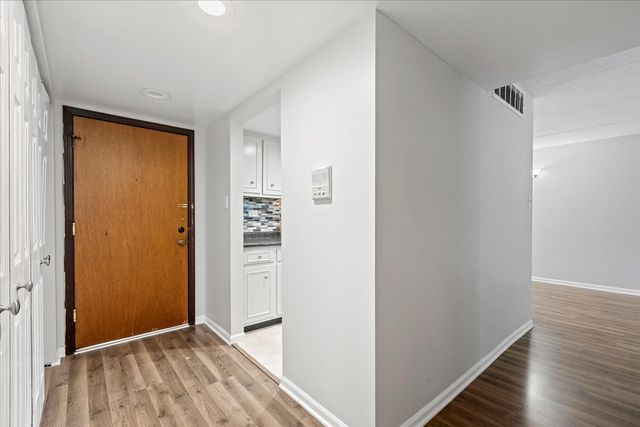 8000 Woodglen Lane 109, Downers Grove, IL 60516