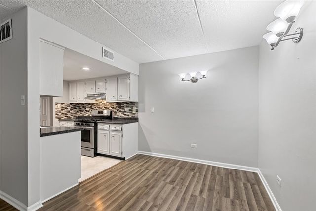 8000 Woodglen Lane 109, Downers Grove, IL 60516