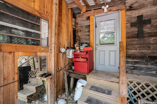 286 RIVERVIEW TER, Seguin, TX 78155