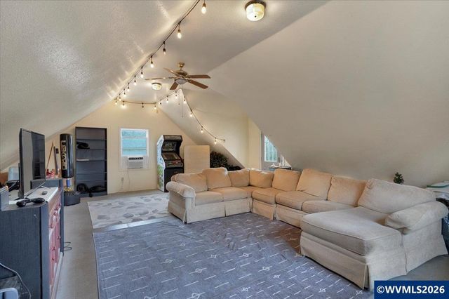 8032 Liberty Rd S, Salem, OR 97306