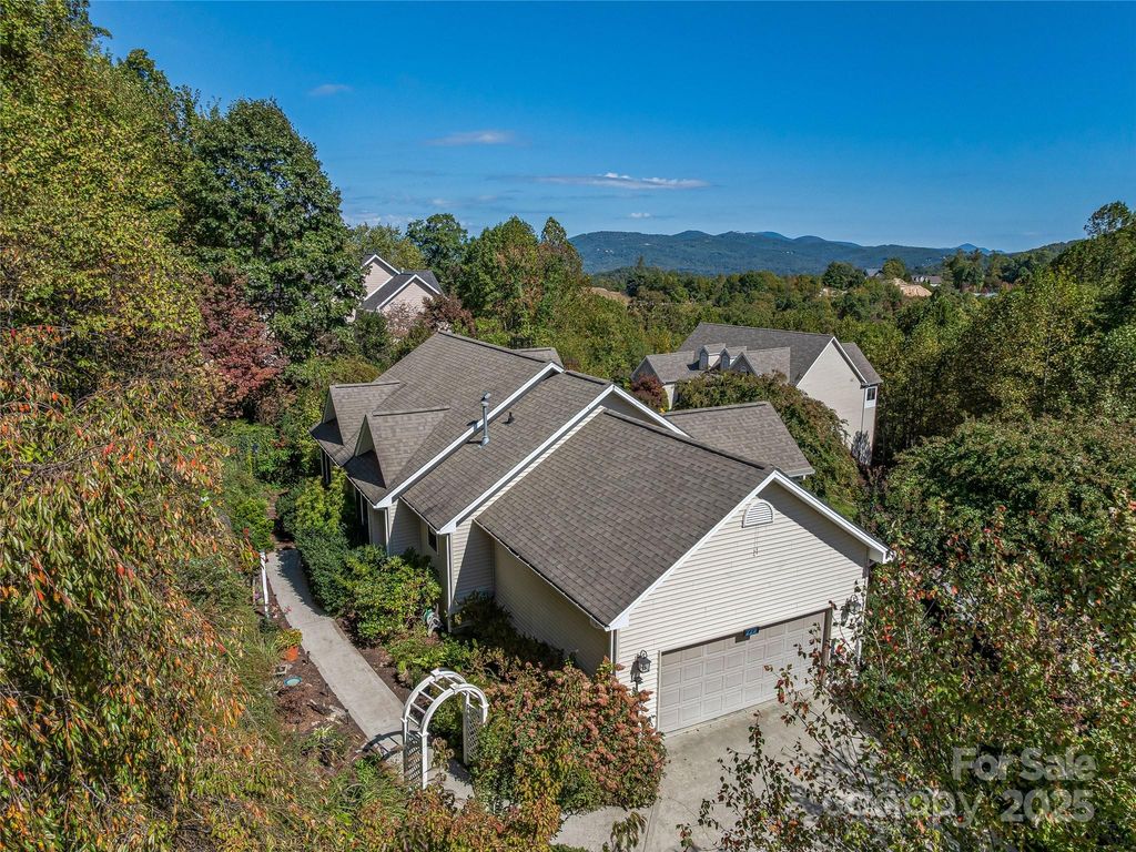 222 Bay Laurel Lane, Hendersonville, NC 28791