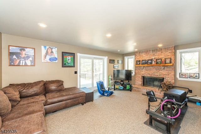 33 Lawrence Rd, Randolph Twp., NJ 07869