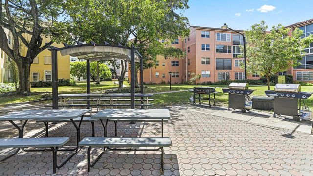 2811 Somerset Drive 404, Lauderdale Lakes, FL 33311