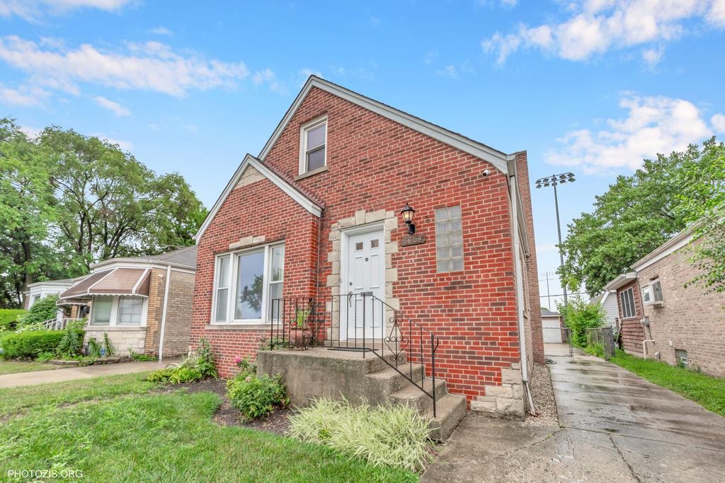5608 N NAGLE Avenue, Chicago, IL 60646