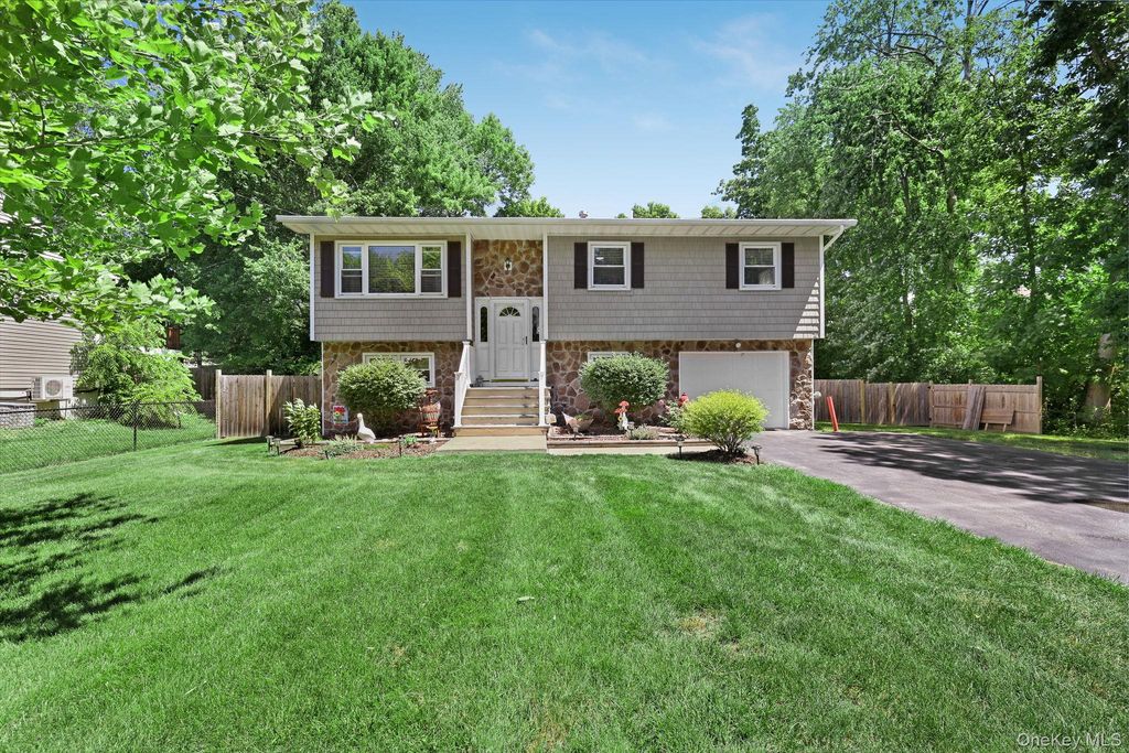 11 Danspence Road, Poughkeepsie, NY 12603