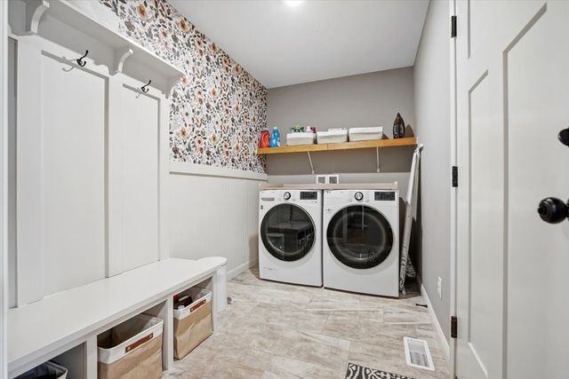 6 Bucktown Court, Bloomington, IL 61705